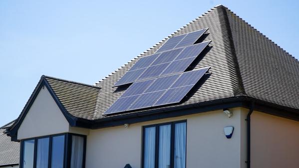 Panneaux solaires et fortes chaleurs : est-ce que leur rendement baisse en été ?