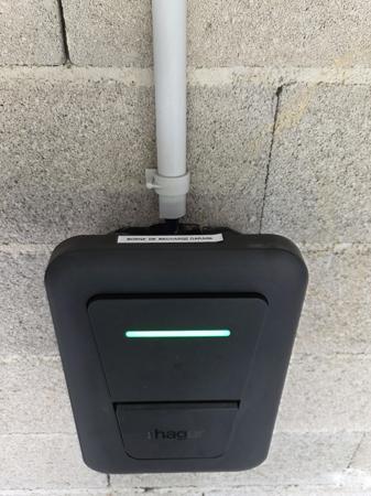 Borne de recharge en garage
