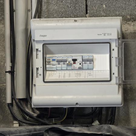 Coffret de protection pour borne de recharge
