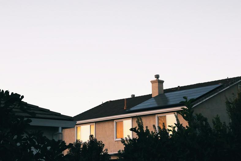 Acheter une maison avec panneaux solaires : les questions indispensables à poser