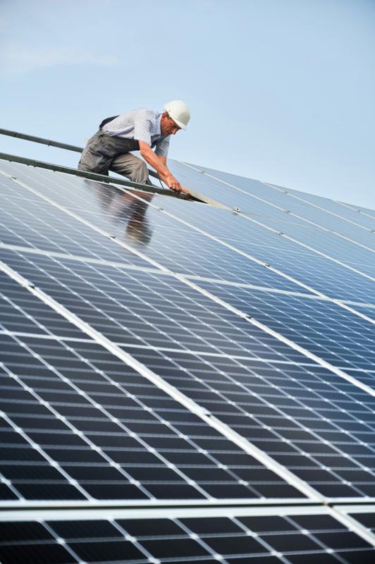 Électricien GE-ELEC au travail