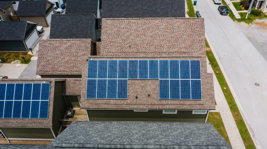 Maison avec panneaux solaires, les questions à poser